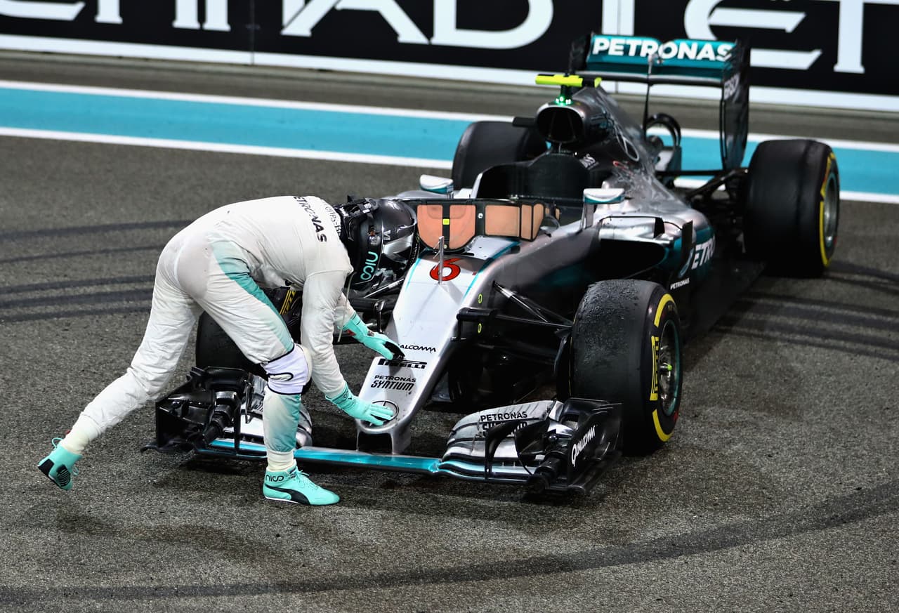 Rosberg, políglota que pasa temporadas en la isla española de Ibiza y habla de forma correcta el castellano, supo ser paciente y en esta ocasión no dejó escapar su oportunidad. Ganó las cuatro primeras carreras de la temporada, en Australia, Bahrein, China y Rusia; y llegó a tener 43 puntos de ventaja.