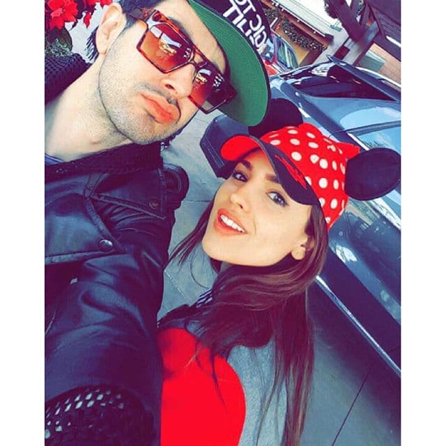 La guapa cantante también recordó a su niña interior y se dio una vuelta por Disneyland.