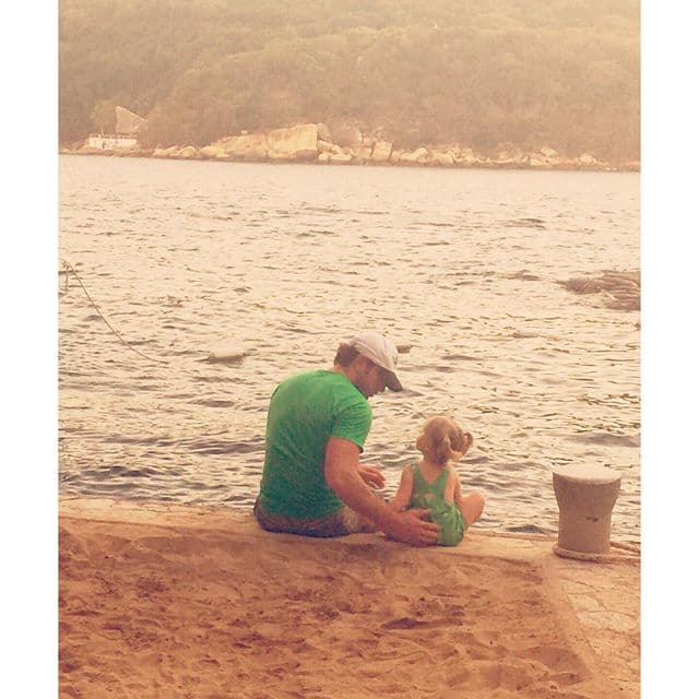 Pero no fue sólo, ya que su familia estuvo con él todo el tiempo compartiendo estos tiernos momentos como este.