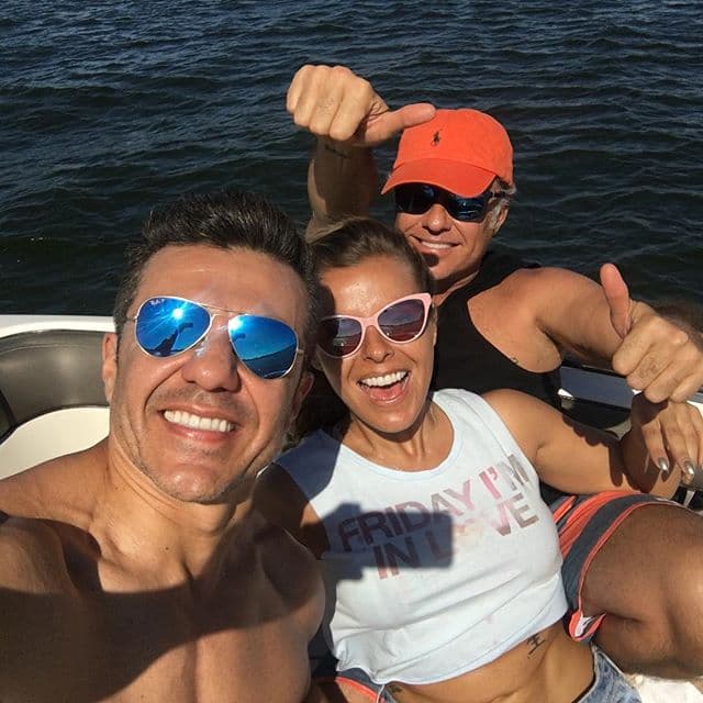 ¿Y adivina a quién se encontró en ese soleado paraíso? ¡Alexis Ayala!