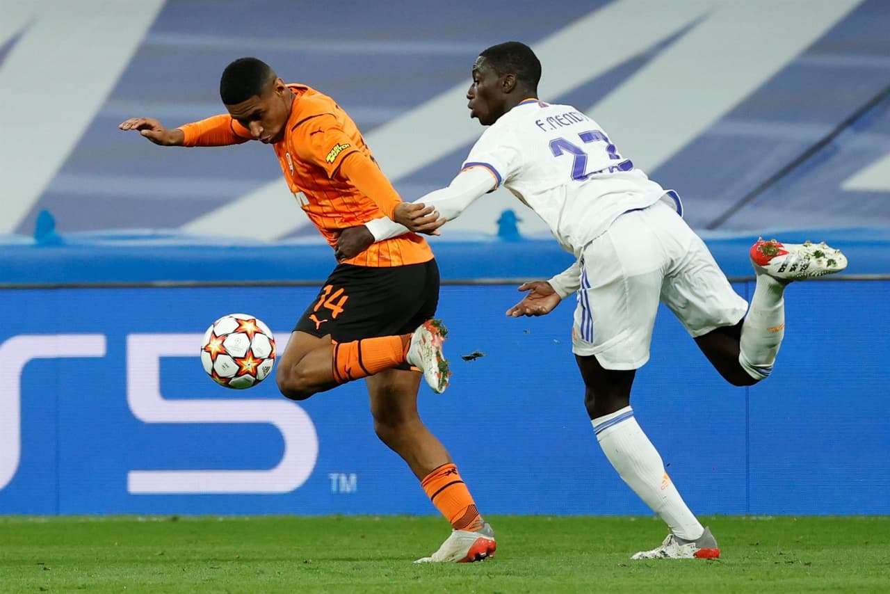 De la mano de Karim Benzema, el Real Madrid se impone ante el Shakhtar Donetsk con marcador de 2-1, durante la cuarta jornada de la Fase de Grupos en la UEFA Champions League. El único tanto del equipo visitante fue por parte de Fernando Dos Santos Pedro al 39'.