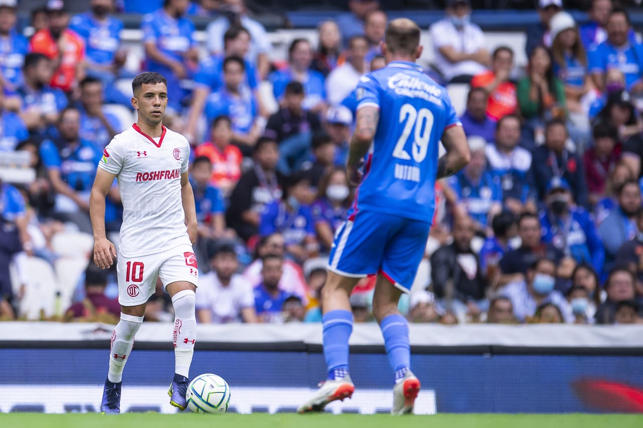 Toluca retomó el liderato del Apertura 2022 al imponerse a Cruz Azul en un partido protagonizado por el arbitraje.