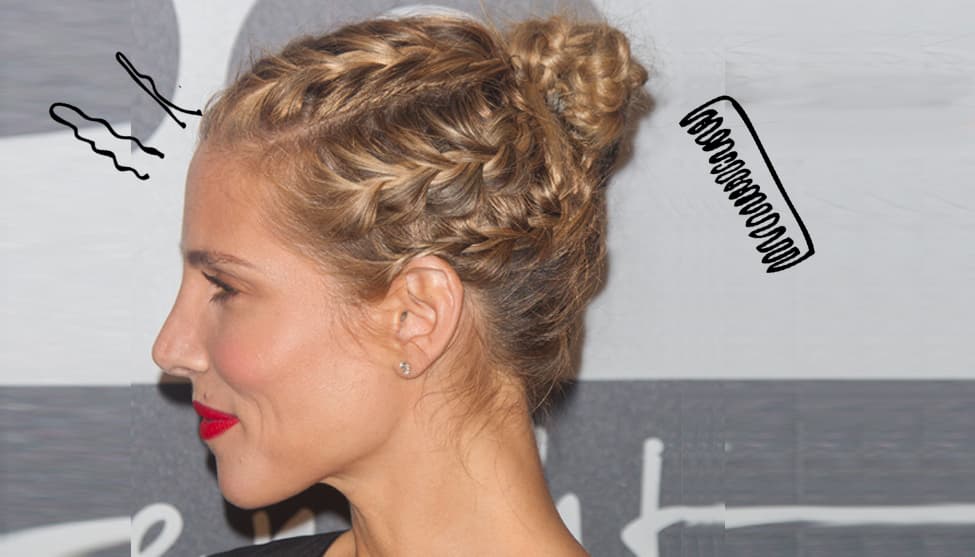 Recogido con trenzas: Cuando hace mucho calor no hay nada que sea más cómodo que tener el pelo lejos de la cara. Para lograr este peinado debes de dividir el pelo en 4 o 5 secciones. En cada una de las secciones haces un trenza. Lo mejor es hacerla de dos cabos. Luego unes las diferentes secciones en un chongo, al que también le puedes hacer una trenza.