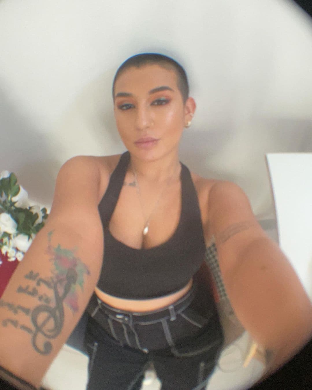 Hace algún tiempo, Romina Marcos decidió raparse la cabeza y cambiar radicalmente su estilo, llamando la atención y levantando críticas
<a href="https://www.univision.com/famosos/niurka-hija-romina-no-es-femenina-fotos" target="_blank">por, supuestamente, no lucir muy femenina</a>.