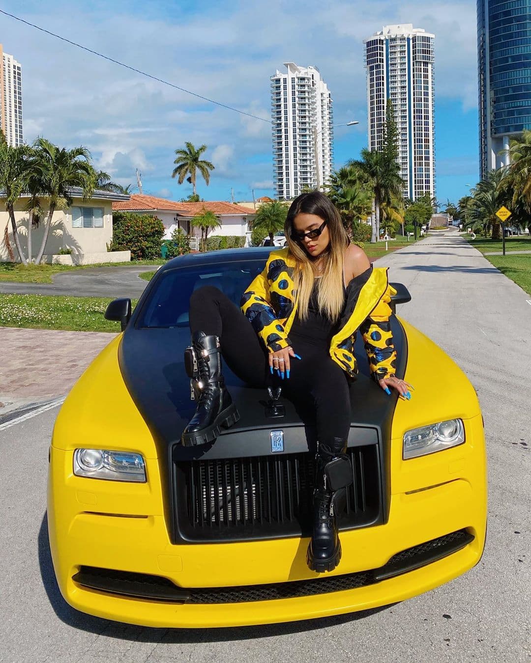 Para 2020, el regalo de Anuel AA a Karol G por su cumpleaños fue aún de mayor categoría: un Rolls-Royce Wraith personalizado con un valor superior a los 350,000 dólares.
<br>
<br>
<b>Relacionado:</b>
<a href="https://www.univision.com/carros/carros-y-famosos/el-carro-blindado-que-pertenecio-a-al-capone-a-la-venta-por-1-millon-de-dolares-fotos?q=720%20s" target="_blank">Así es el lujoso carro con el que Anuel AA sorprendió a Karol G en su cumpleaños</a>