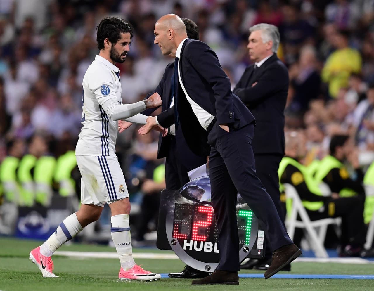 Ante la molestia que mostró el español Isco dentro del equipo por su poca reguladidad, Zidane le abrió la oportunidad y el jugador respondió. Capacidad del técnico para el manejo de la nómina.