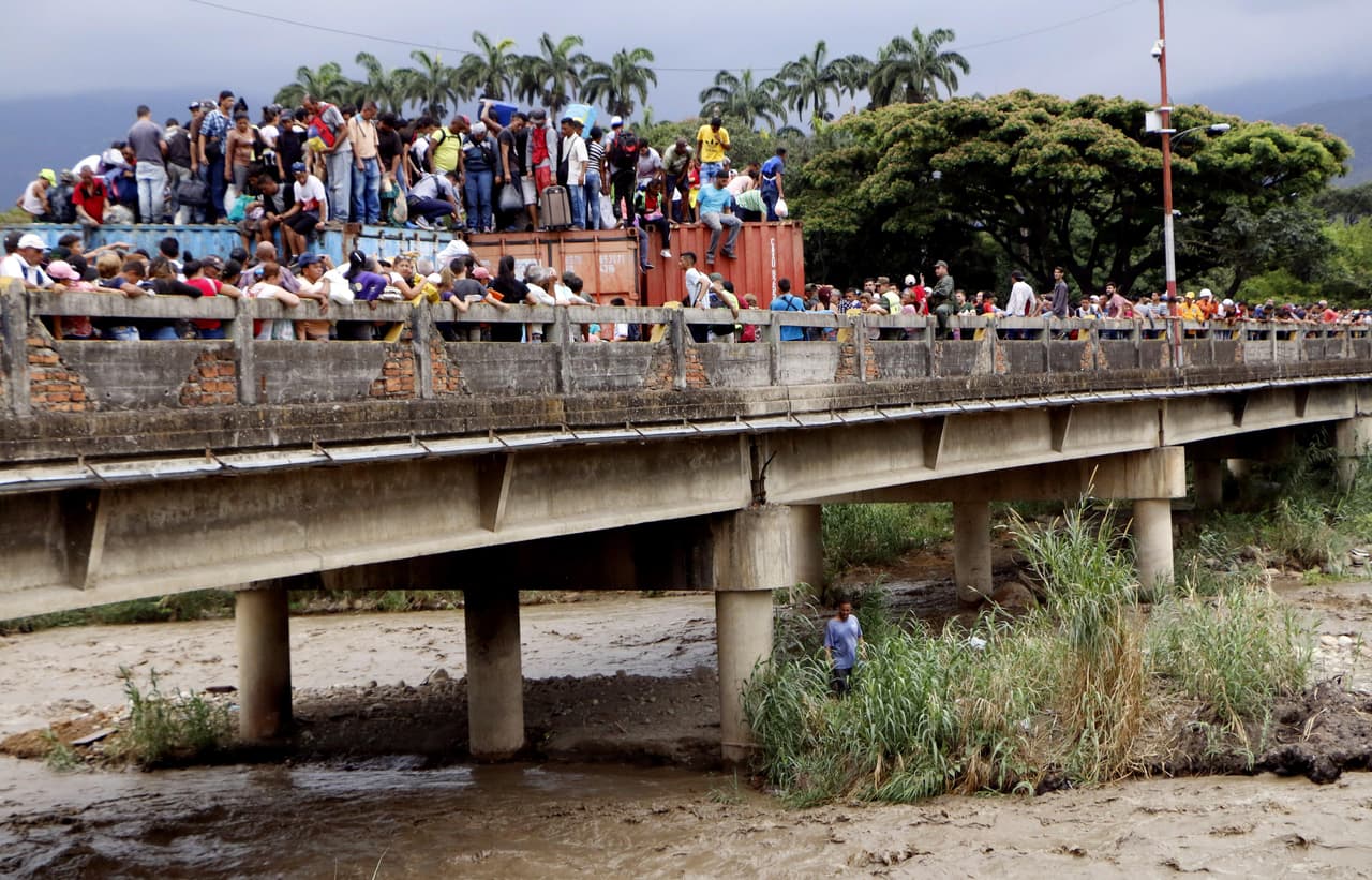 Cientos de personas se suben a los contenedores que obstaculizan el Puente Internacional Simón Bolívar, este martes 2 de abril, en Cúcuta (Colombia).