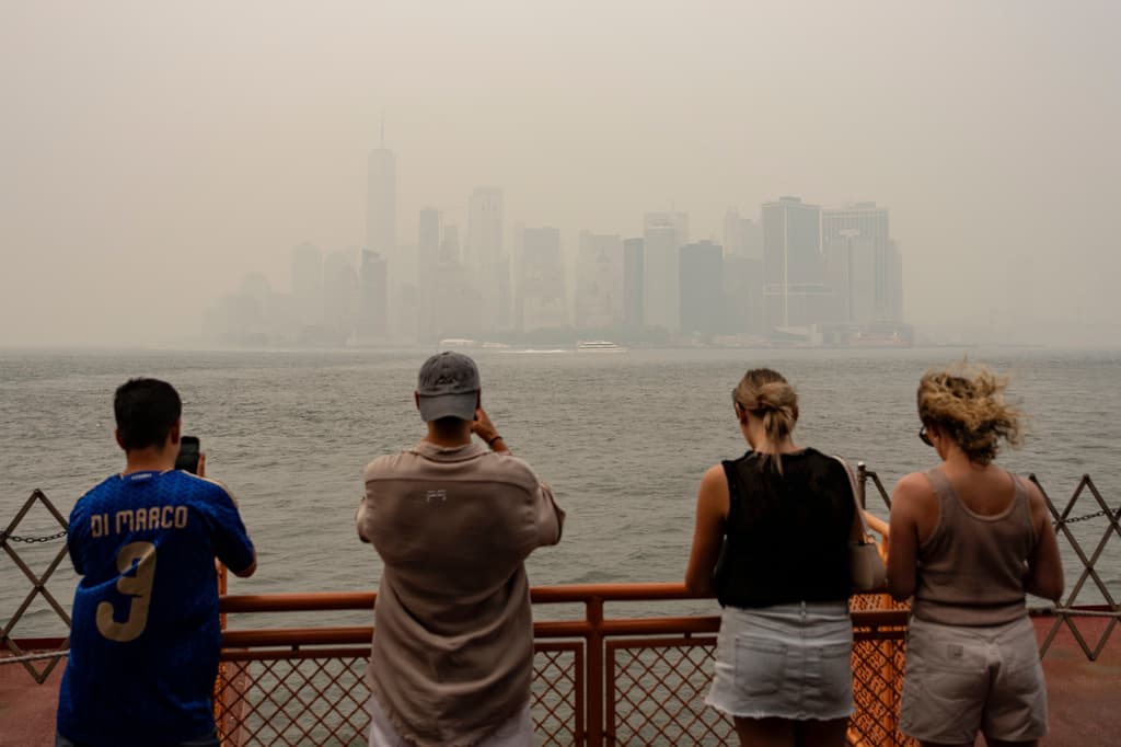 Retrasos en vuelos, contaminación y los reclamos de Trump: las afectaciones por el humo de los incendios en Canadá