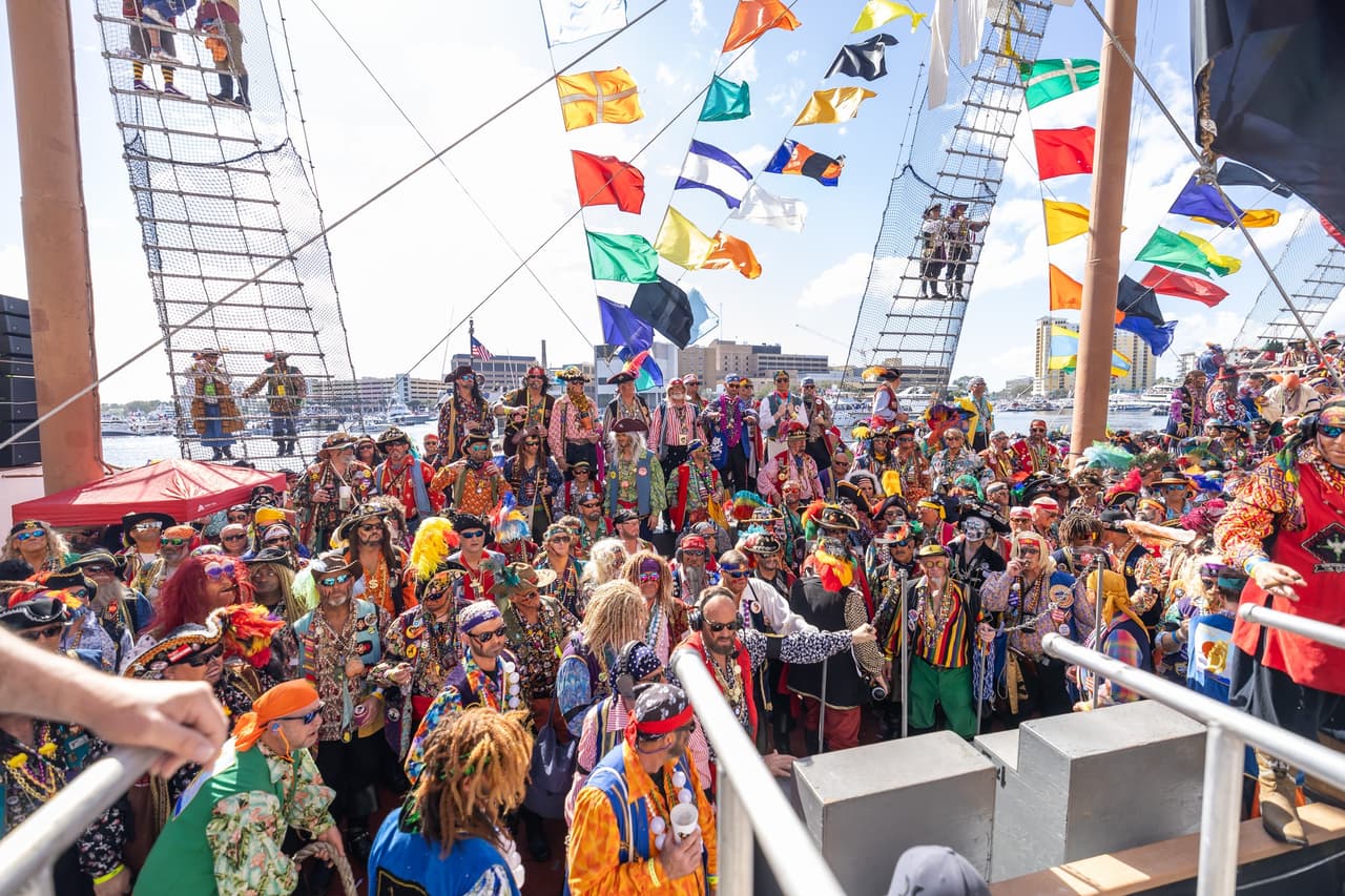 Gasparilla es la tradición más antigua de Tampa, celebra la vida legendaria de José Gaspar y la juerga de su legión de piratas.