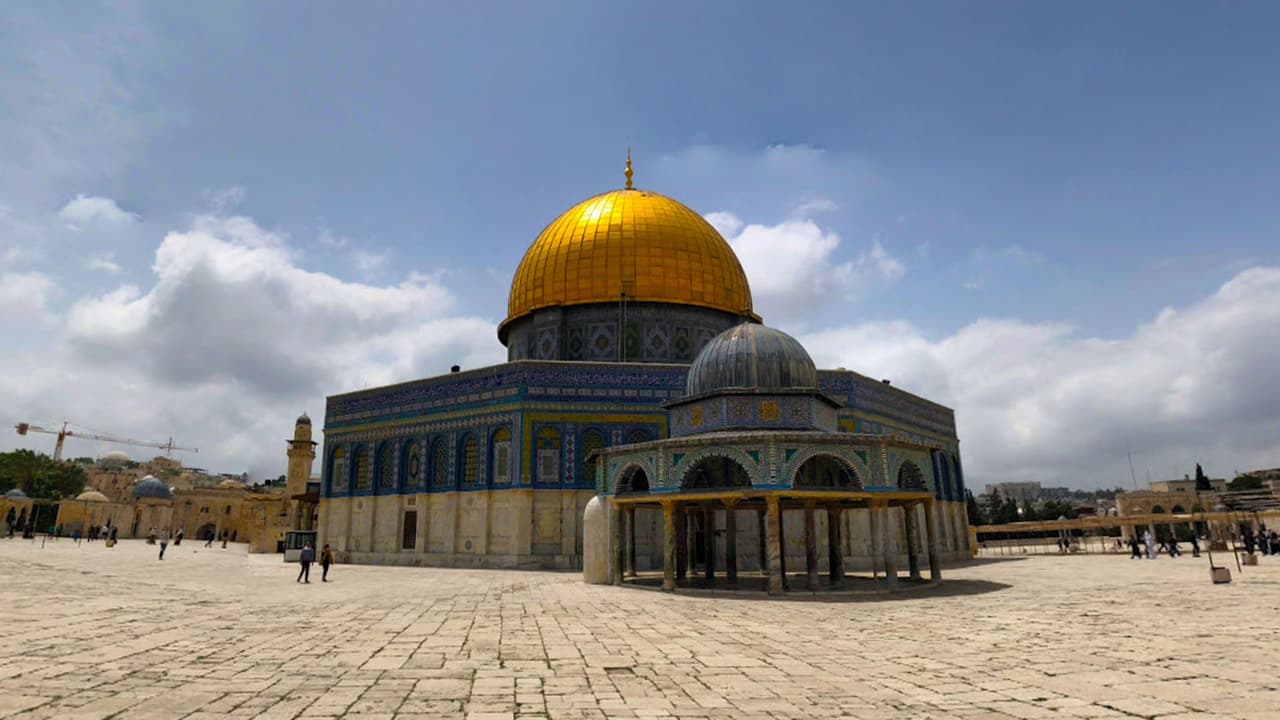 8. Israel se está convirtiendo en un clásico del turismo por muchas razones. Ahí Tel Aviv sobresale por ser extrovertido y excéntrico, y Jerusalén por ser una ciudad enigmática y sorprendente que tiene un lado contemporáneo, generalmente desconocido para los viajeros. En el norte, se localiza Akko que es una de las ciudades más antiguas del mundo que se remonta a más de 5,300 años, además de las playas vírgenes y subdesarrolladas de todo el Mediterráneo.