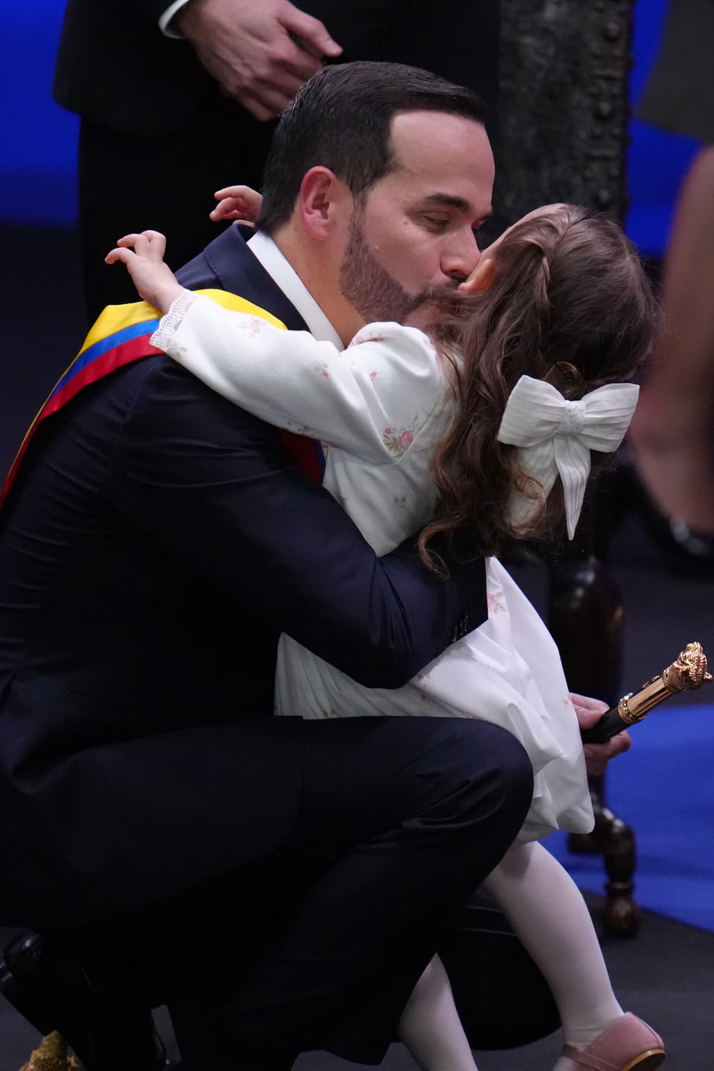 El presidente de Colombia, Abelardo de la Espriella, abraza a su hija Francesca.