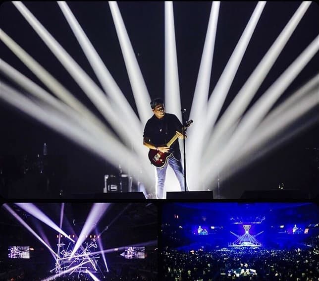 Sanz embelesa a todas con su guitarra y personalidad sobre el escenario.