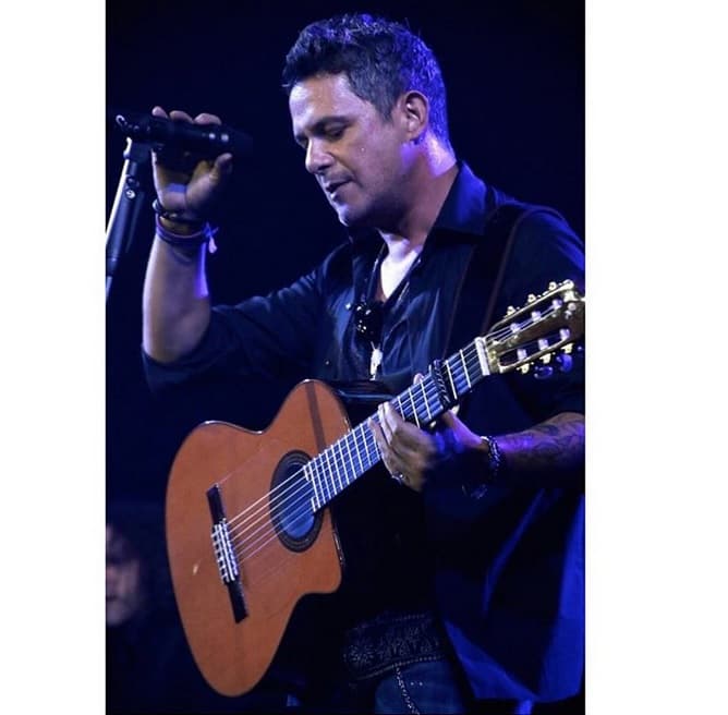 Alejandro Sanz también es imparable. Es juez de La Banda, también se encuentra de gira y está nominado.