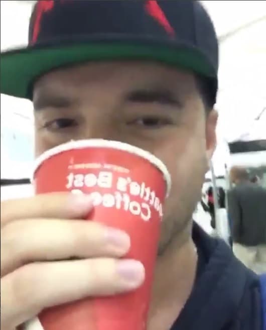 J Balvin es uno de los artistas nominados a Latin GRAMMY y lo mejor es que él siempre consiente a sus fans en las redes sociales.