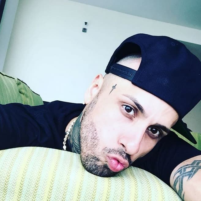 El cantante hasta manda besitos tronados a todas sis fans.