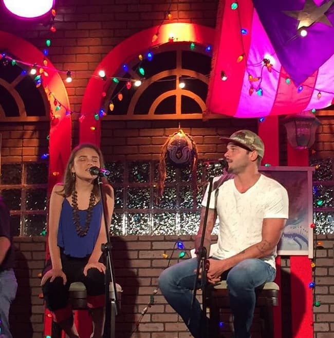 El cantante está muy concentrado en su carrera musical, pero eso no le quita lo guapo.