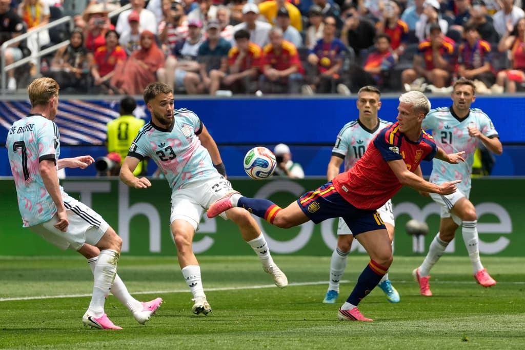 El español Dani Olmo y el belga Nicolas Raskin disputan el balón durante el partido de cuartos de final