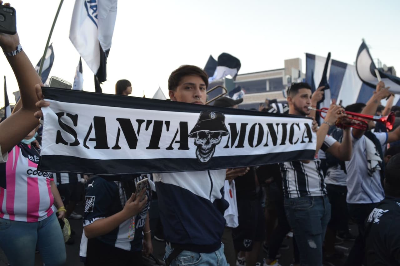 Así recibe la afición de Monterrey a sus jugadores previo a la final de Concacaf Liga de Campeones.