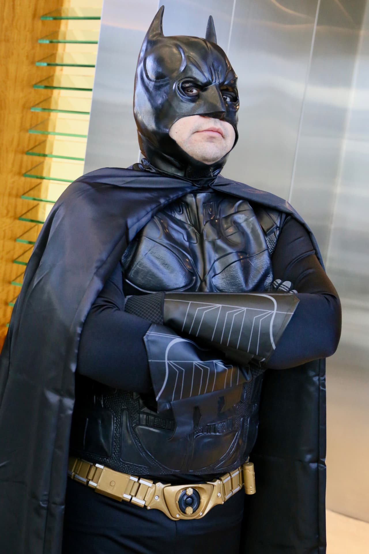 Hasta la voz gruesa y de penumbra le quedó igualita a la del superhéroe.