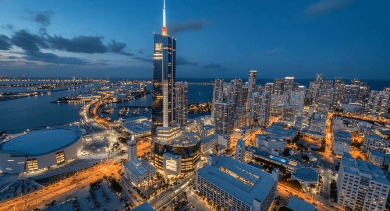 El edificio, ubicado sobre Biscayne Boulevard, a pocos metros de la Torre de la Libertad en el downtown de Miami, tendría, de acuerdo con las imágenes, unos 56 pisos.