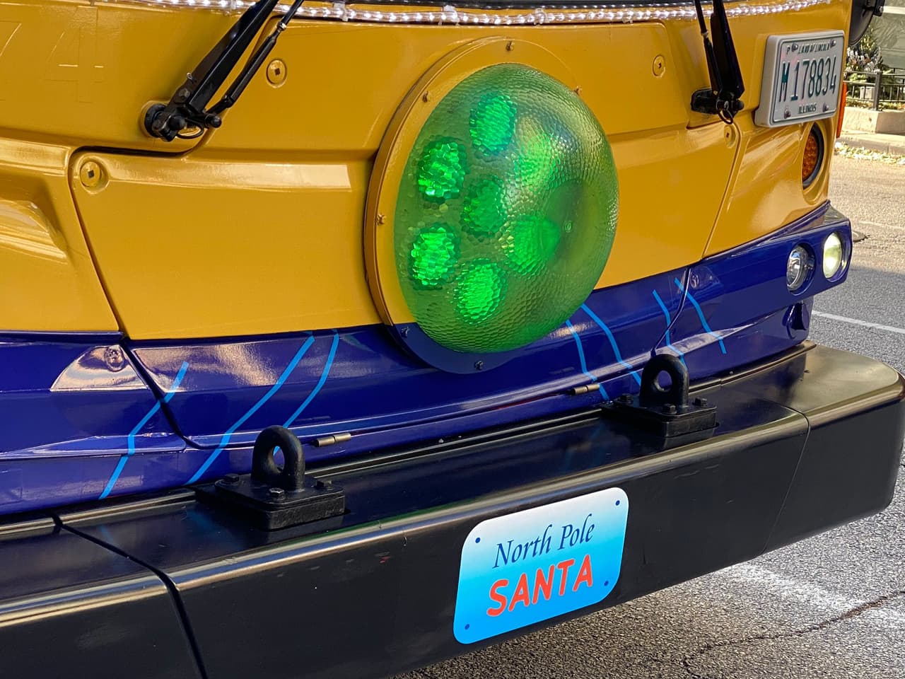 Este es un autobús de 60 pies de largo que ha sido transformado en uno mágico por todos sus empleados para que el disfrute de todas las personas.