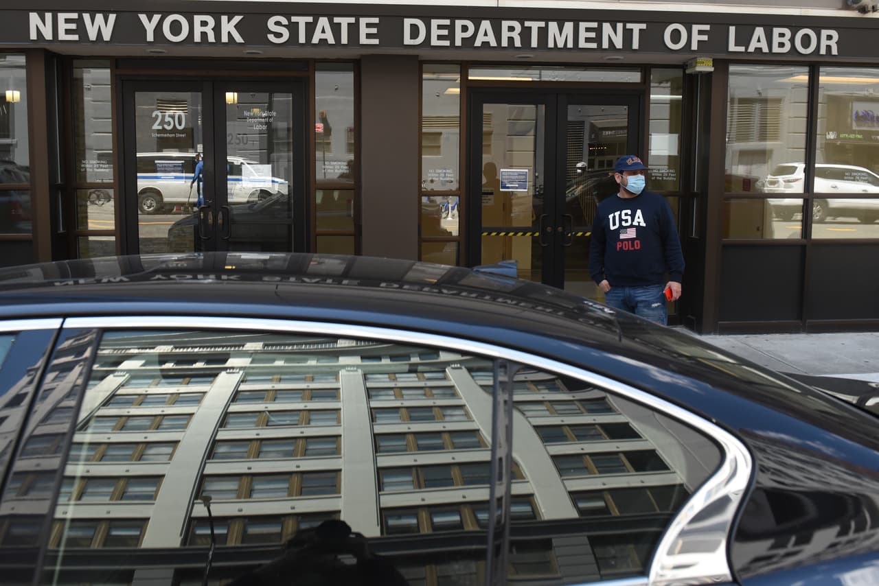 <b>1. Extentensión de los cheques adicionales por desempleo</b>.
<br>Sin embargo,
<a href="https://www.univision.com/temas/donald-trump">Trump</a> redujo la cantidad de 600 dólares semanales a 400 dólares, lo que equivale a un tercio menos.