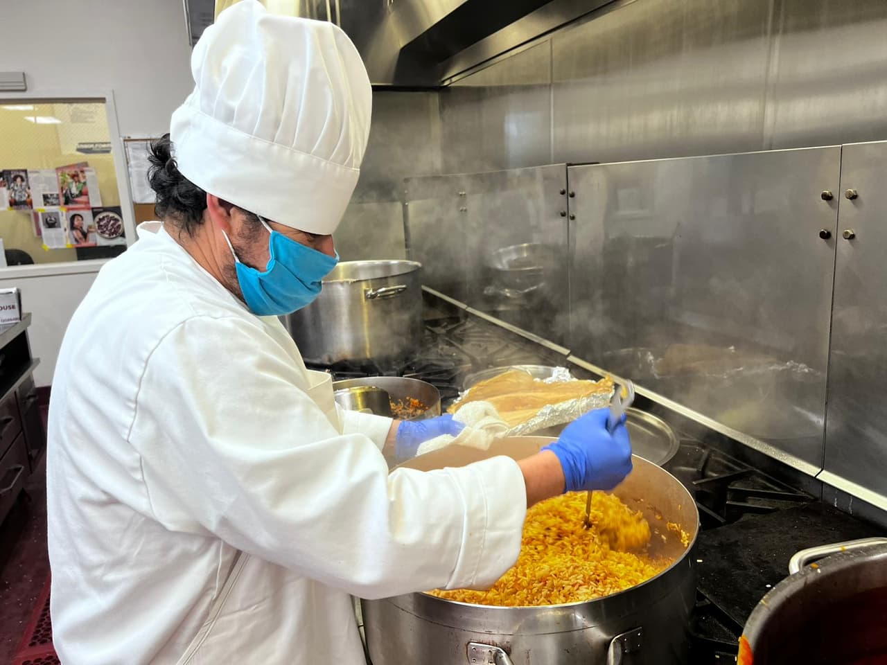 Para obtener más información sobre el programa de capacitación laboral culinaria en San José, los interesados pueden visitar la
<a href="https://cetweb.edu/program/culinary-arts/#learn">página web de CET</a>, donde encontrarán detalles sobre las ubicaciones disponibles, el horario de clases y los costos del programa.