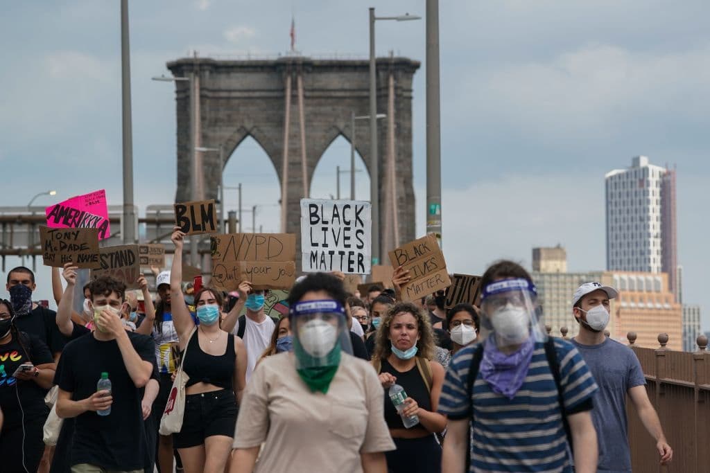 Manifestantes cruzan el puente de Brooklyn hacia Manhattan durante una protesta pacífica contra la brutalidad policial y el racismo, el 6 de junio de 2020 en Nueva York.