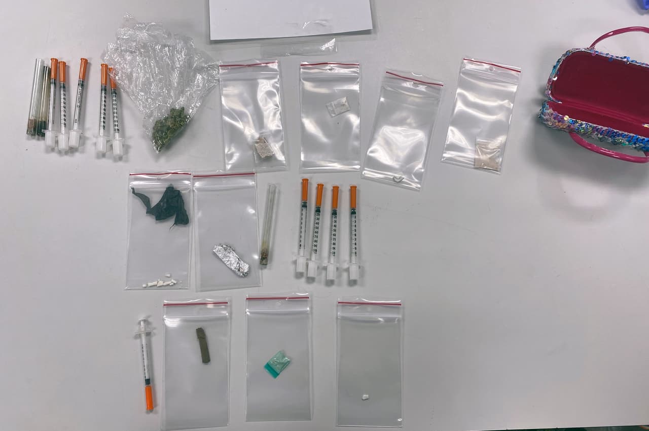 Al hombre le incautaron marihuana, metanfetaminas, cocaína, heroína y 10 jeringas, una de las cuales la llevaba dentro de su parte íntima.
<br>