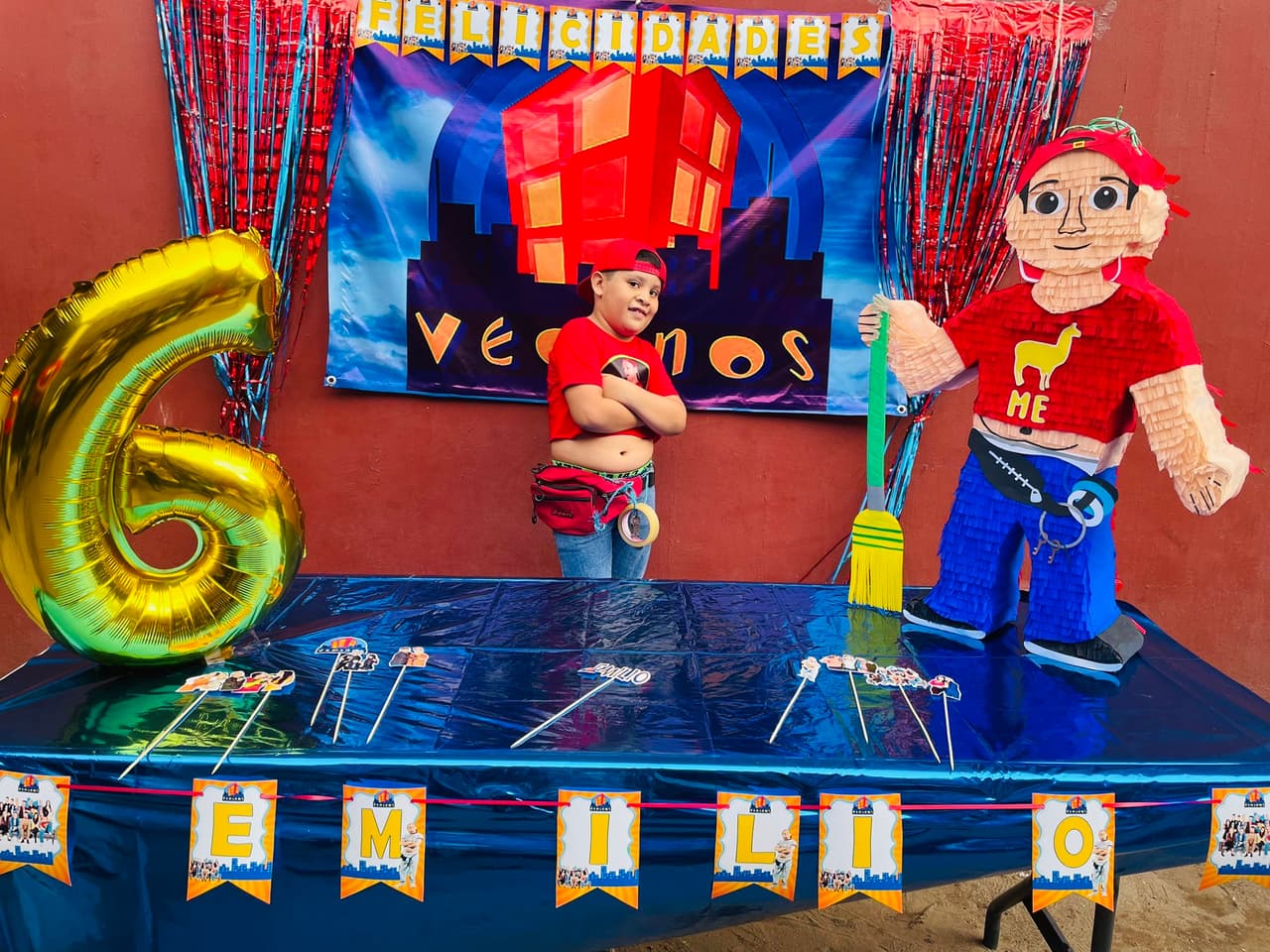 Niño se disfraza de Germán Martínez de la serie Vecinos.