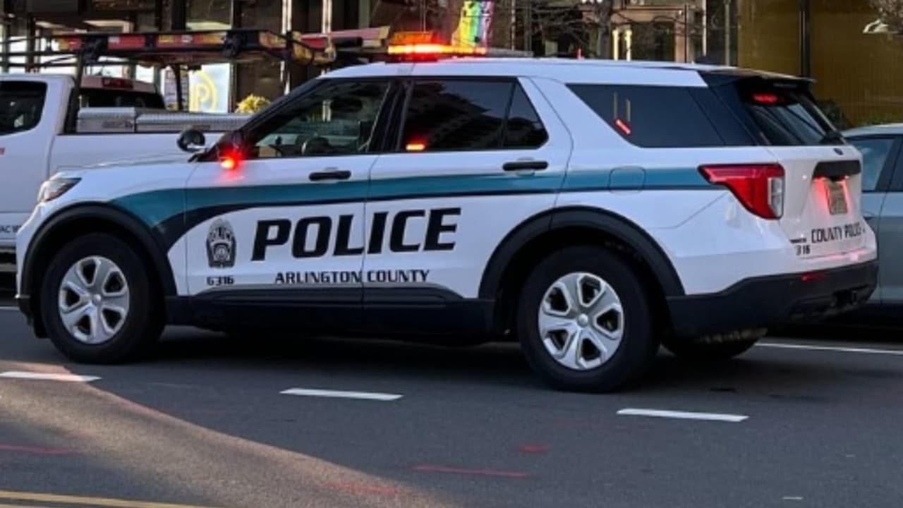 Hallan a una persona muerta dentro de almacén en centro comercial de Arlington