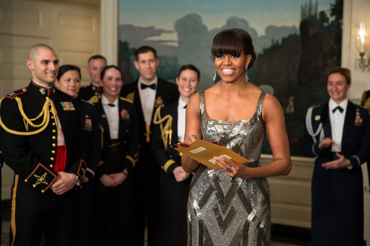 Uno de los vestidos de Michelle Obama que, sin duda, es digno de ser exhibido en cualquier museo es el traje plata de referencias 'art deco' creado por Naeem Khan para su aparición en video en los Premios Oscar para anunciar a 'Argo' como la Mejor Película del 2013.