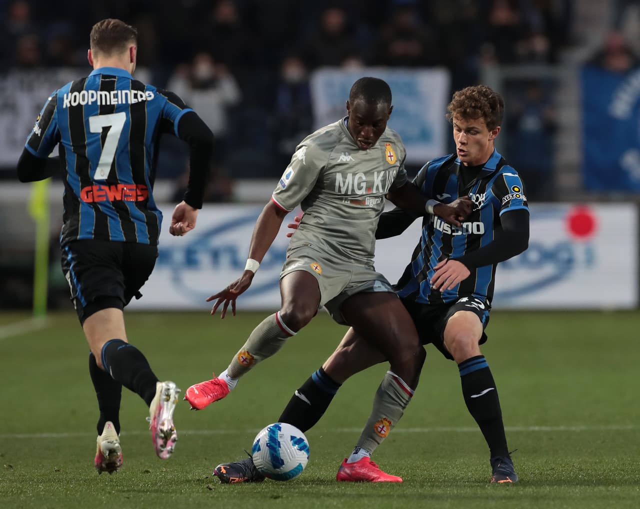 Con Johan Vásquez como titular, el Genoa igualó sin goles en su visita al Atalanta, pero se mantiene en puestos de descenso.