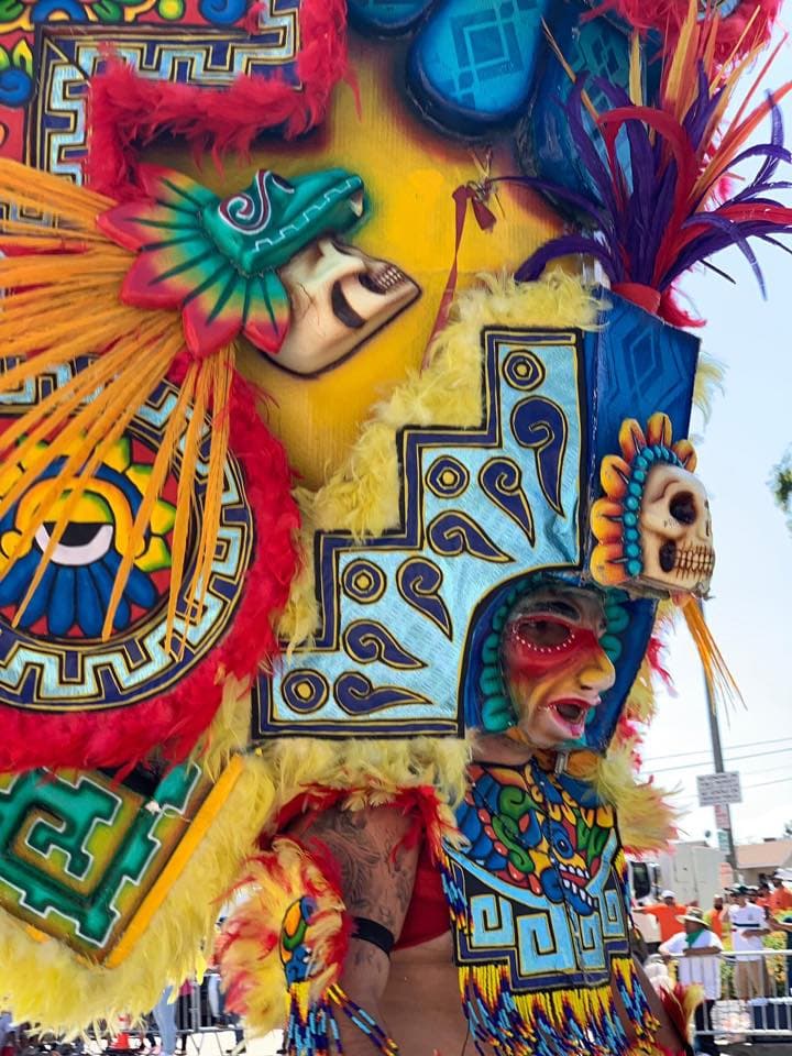 El color y majestuosidad de los penachos aztecas engalanaron el recorrido.