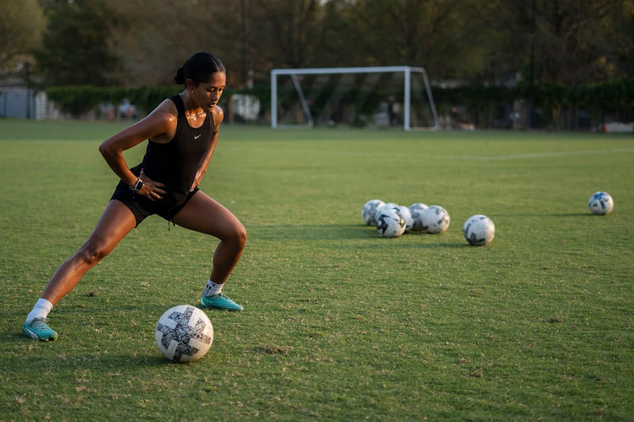 Juana Plata entrena cada mañana. Desde muy temprano accede a la cancha de la Texas State University para hacer sus prácticas durante una hora y media.