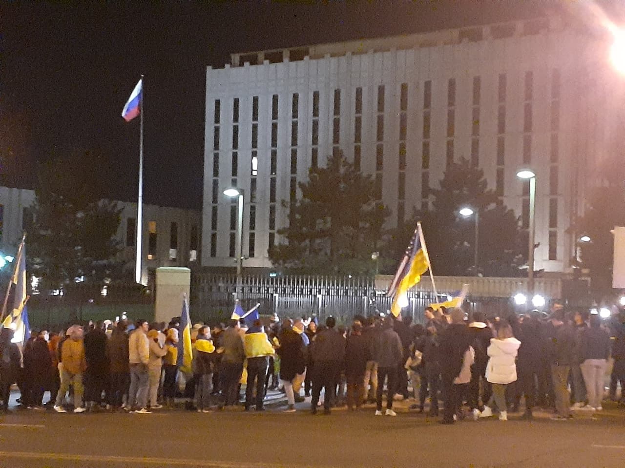 Tropas rusas lanzaron este jueves un ataque sobre Ucrania, mientras el presidente, Vladimir Putin, restaba importancia a las sanciones y condenas internacionales.