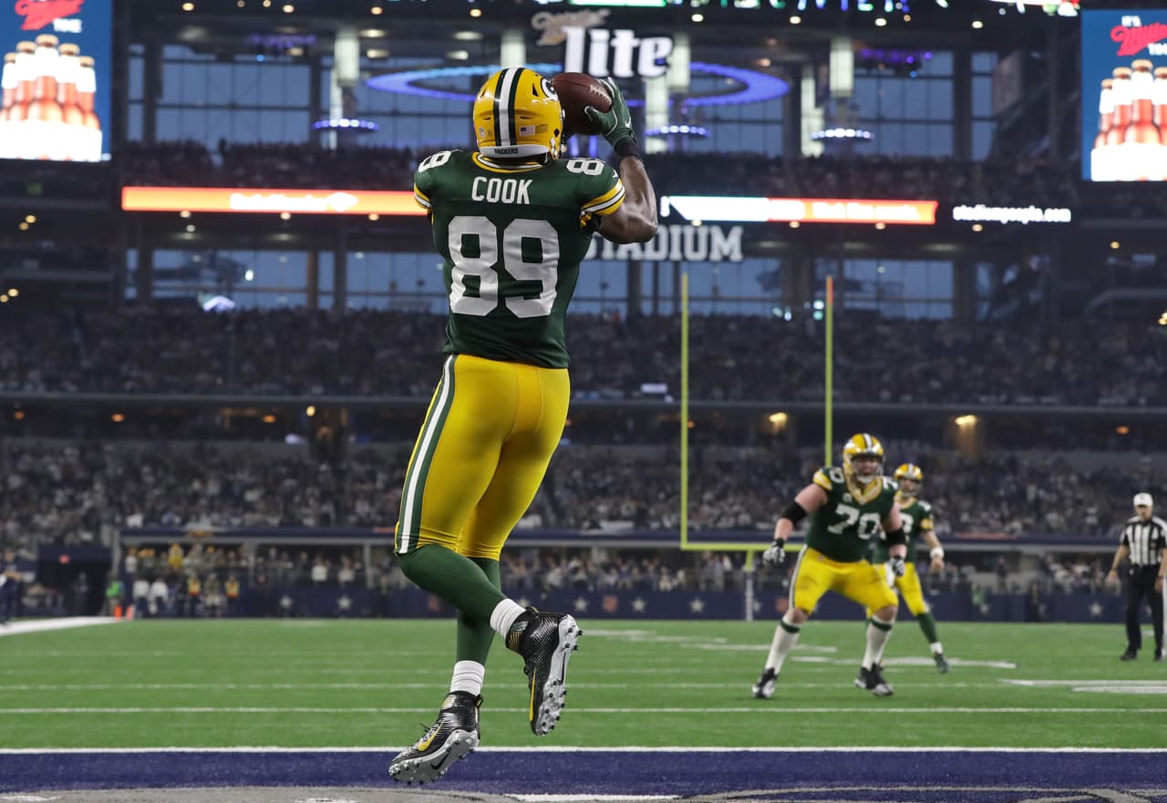 ARLINGTON, TX - JANUARY 15: Jared Cook #89 of the Green Bay Packers catches a touchdown pass from Aaron Rodgers #12 during the third quarter against the Dallas Cowboys in the NFC Divisional Playoff game at AT&T Stadium on January 15, 2017 in Arlington, Texas. (Photo by Ronald Martinez/Getty Images)