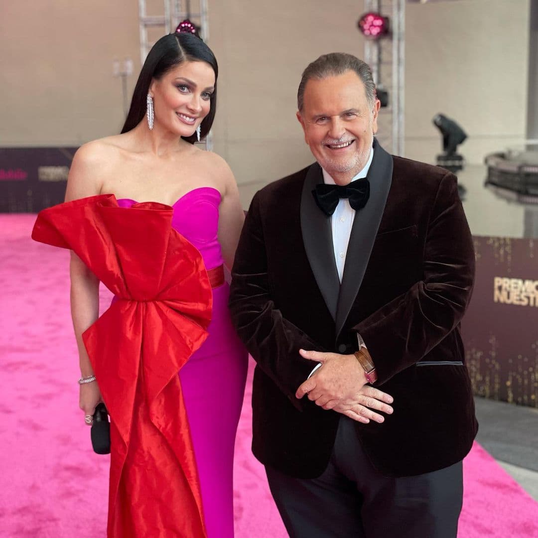 La puertorriqueña acompañó su vestido strapless rojo con fuscia con pendientes largos que perfilaron su rostro. En esta ocasión decidió llevar el pelo suelto.