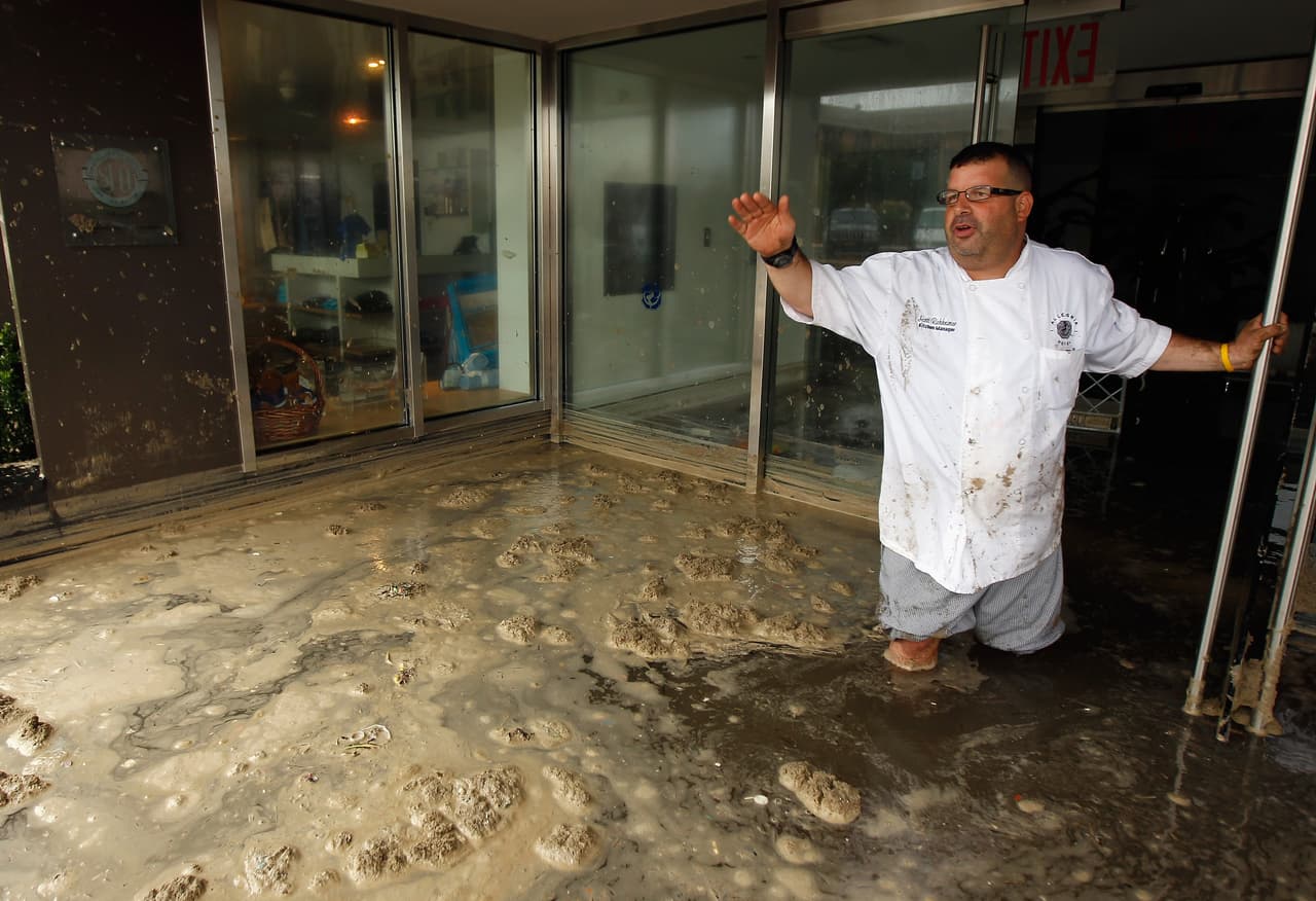 <b>Puesto 16. Huracán Irene, Carolina del Norte (45 muertos). Agosto de 2011. </b> Gran parte del daño causado por la tormenta fue por las inundaciones repentinas causadas por las fuertes lluvias, aunque los vientos también derribaron árboles y líneas eléctricas. Más de 7 millones de hogares y negocios perdieran la energía eléctrica a lo largo de la costa este hacia el norte. Las pérdidas superaron los $15,000 millones.