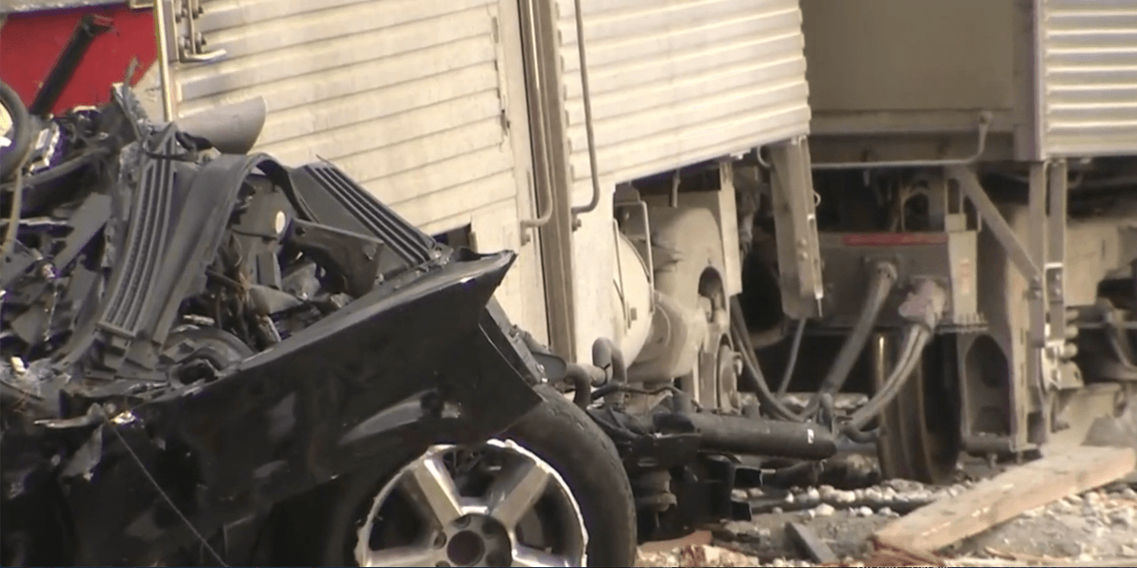 De ser cierto, el incidente resulta ser similar al primer accidente, el cual aconteció el sábado pasado en East Chicago, Indiana. Fallecieron tres personas en el incidente, igualmente. Las víctimas son Pedro Trinidad, de 36 años de edad; Flor Cardillo, de 38; y, Evelyn Trinidad, 5 años. Otros tres menores que viajaban en el vehículo están internados en condición crítica.