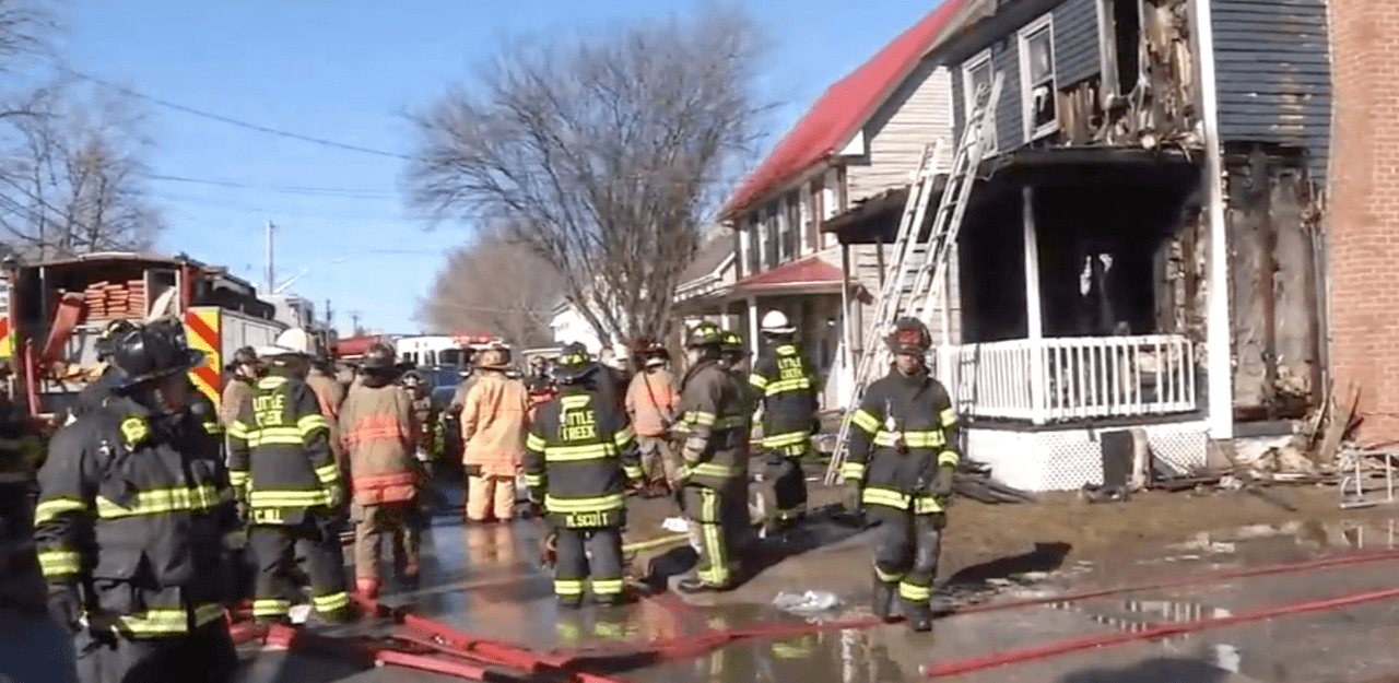 Ocurrió poco después del mediodía del domingo en una casa de dos pisos en la cuadra 300 de Main Street en Little Creek, justo al otro lado de la calle de la Compañía de Bomberos Voluntarios de Little Creek.