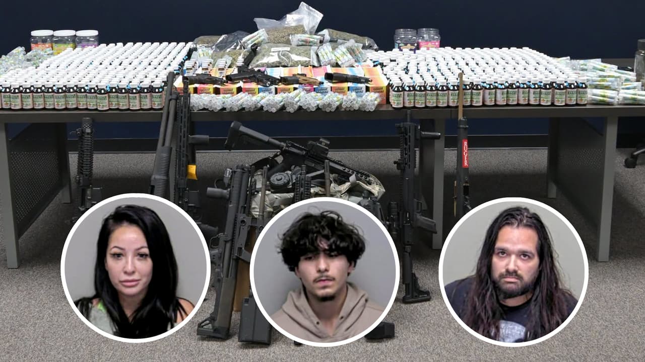 Sebastián Ruiz, Eric Anthony Zavala y Kelly Ann Zavala fueron arrestados en League City, al sureste de Houston, tras un operativo que inició por un reporte de pornografía infantil y acabó en un gran decomiso de drogas y armas.