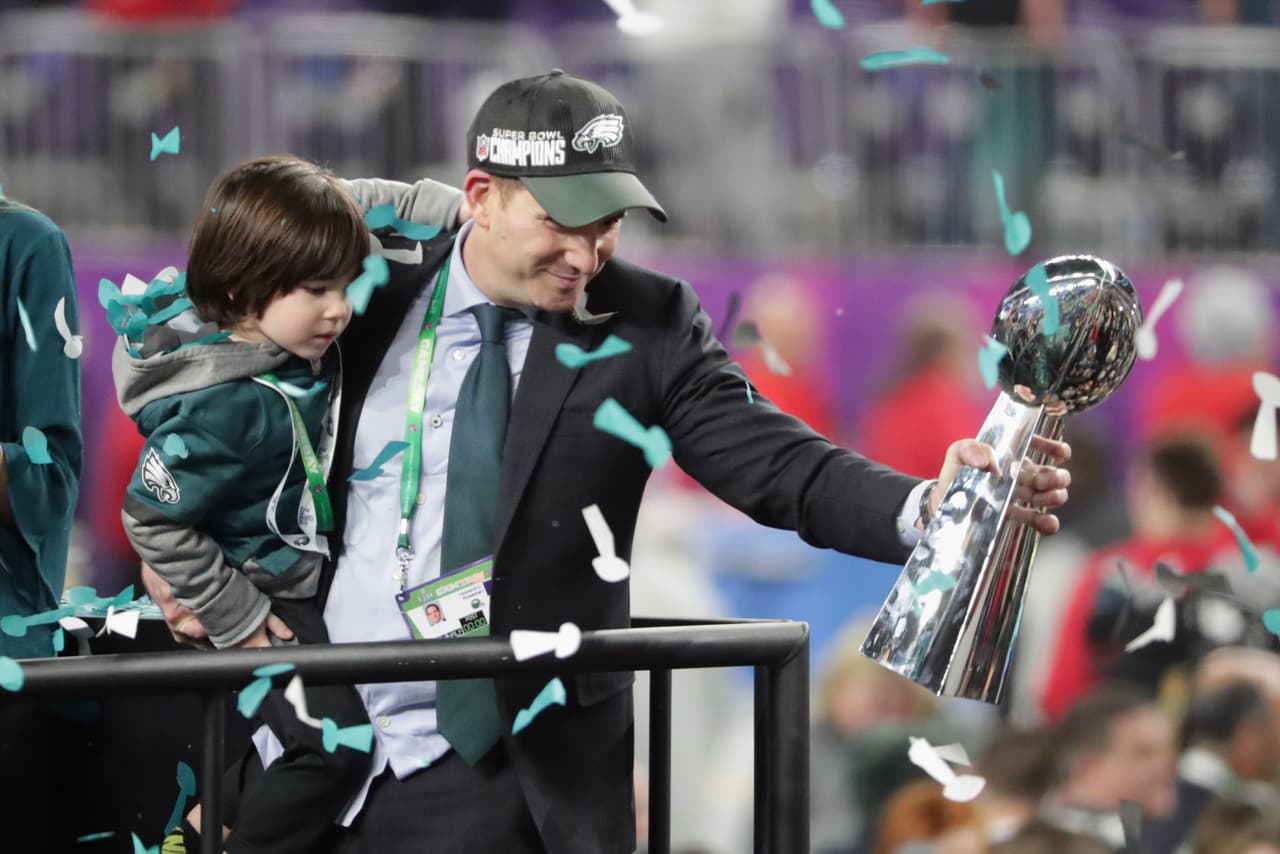 Howie Roseman, Vice Presidente Ejecutivo e los Eagles con el Trofeo Vince Lombardi.