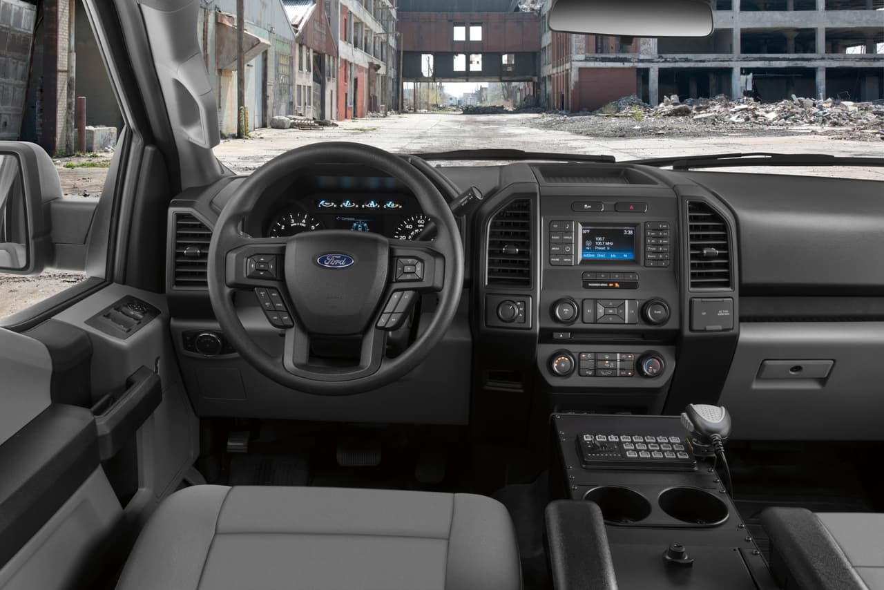 <b>8. El peso de la tecnología va a estar fuertemente desbalanceado en tu contra.</b>
<br>
<br>La
<b>Ford F-150 Police Responder </b>cuenta con la tecnología necesaria para facilitar la persecución. Tu carro, no.