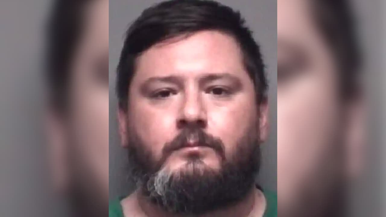 Arrestan a maestro de Grand Prairie señalado de tener una relación inapropiada con una alumna