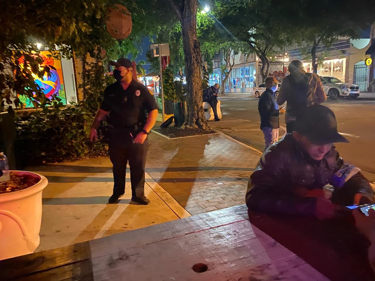 Pero también pidieron al condado más recursos económicos para hacer cumplir las medidas y ayudar a los dueños de negocios.