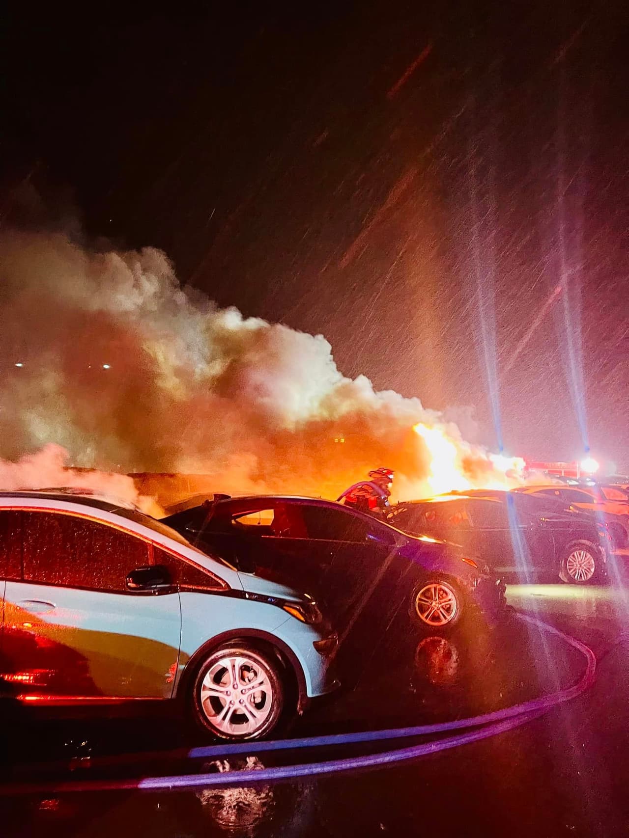 El incendio podía verse desde la I-35W donde los equipos de rescate vieron una gran columna de humo y llamas visibles desde la autopista. Tardaron más de una hora en apagar el incendio y ahora el Jefe de Bomberos de Denton dice que investigan qué provocó el siniestro.