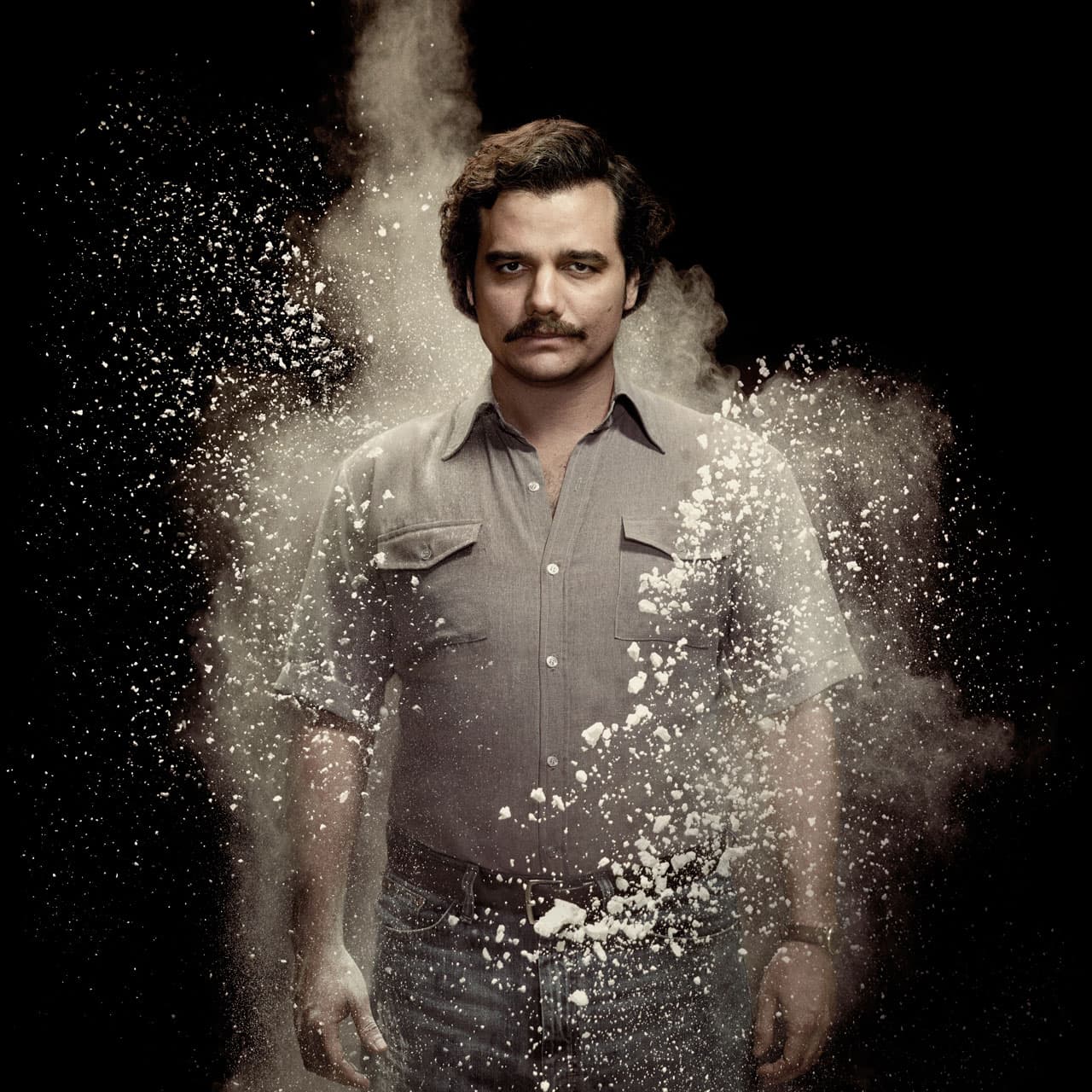 Pablo Escobar fue uno de los narcotraficantes más temidos de todos los tiempos, mantuvo una guerra con el gobierno de Colombia por defender su imperio criminal. Este polémico personaje es interpretado por Wagner Moura.