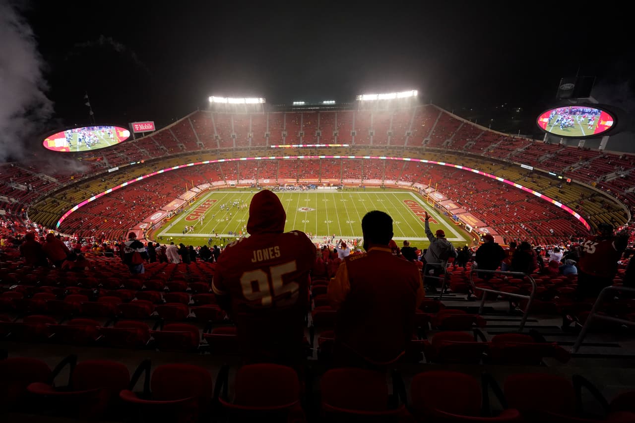 Los fanáticos ven a los Kansas City Chiefs jugar contra los Houston Texans en la segunda mitad de un juego de fútbol americano de la NFL el jueves 10 de septiembre de 2020 en Kansas City, Missouri.