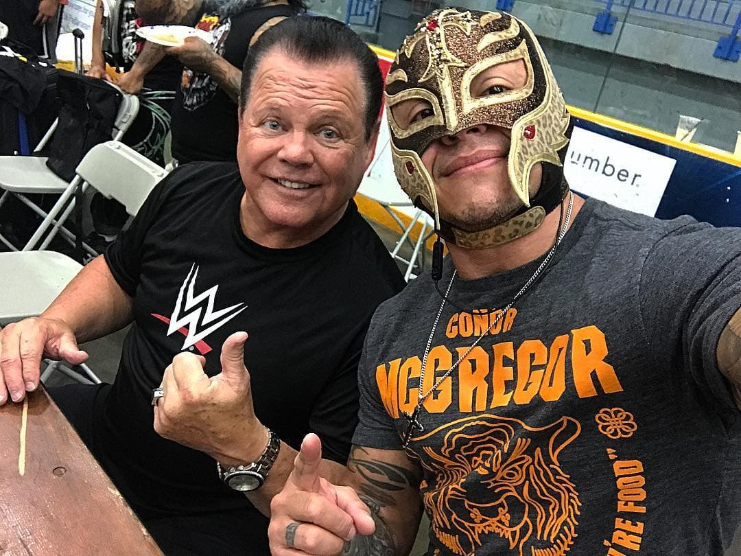 Aunque Mysterio ya no trabaja de tiempo completo con la empesa de lucha libre más importante del mundo, guarda buena relación con sus trabajadores como Jerry "The King" Lawler (izquierda).